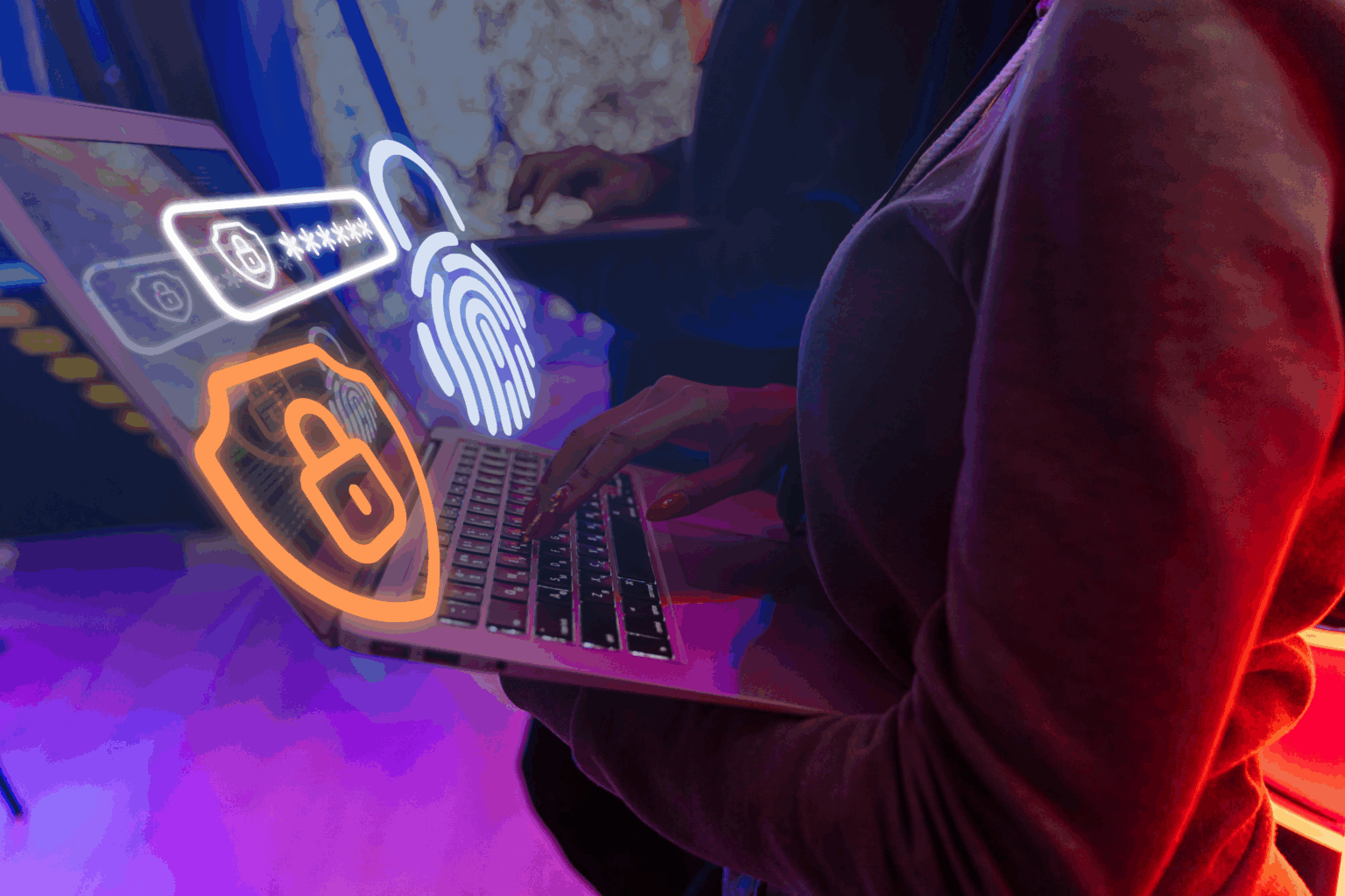 Laptop com símbolos representando segurança e controle de acesso